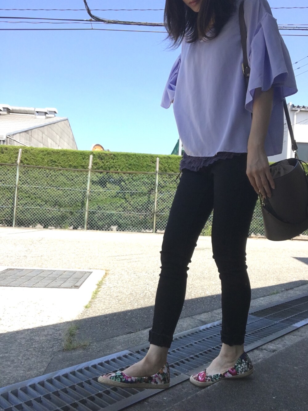 パープル系のシャツ/ブラウス、ベージュ系のショルダーバッグ、ブラック系のデニムパンツを着用したレディースの夏コーディネートの1枚目の写真