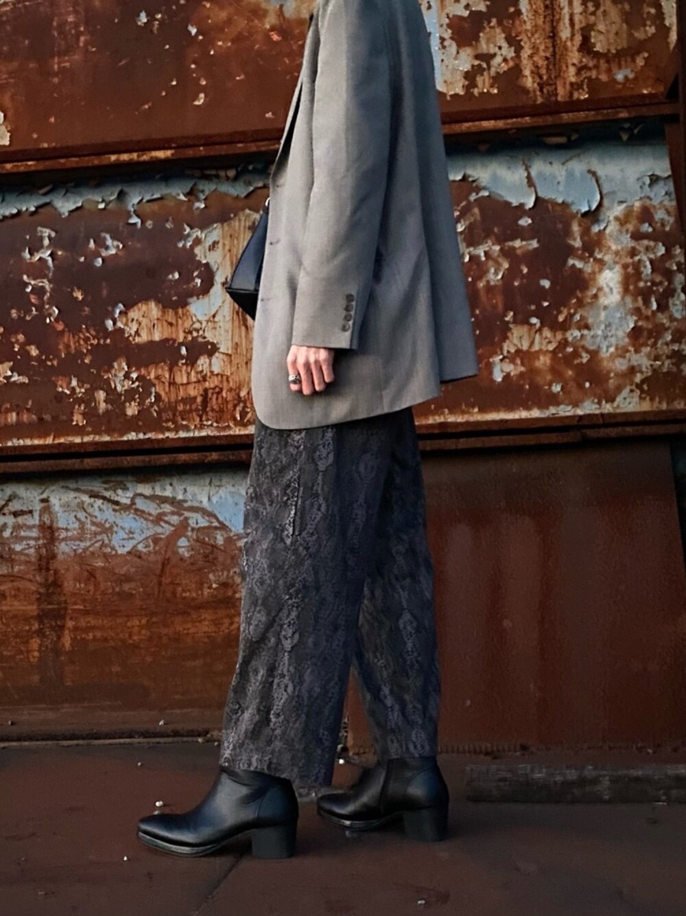 「パイソン柄、70's、80s、180cm、ヒール、シンプル、春、おしゃれさんと繋がりたい、大人カジュアル、モード」｜「POLO RALPH LAURENのアイテム（テーラードジャケット、グレー系）」を使った、ox08xoさん（メンズ・180cm）の春コーディネートの1枚目の写真