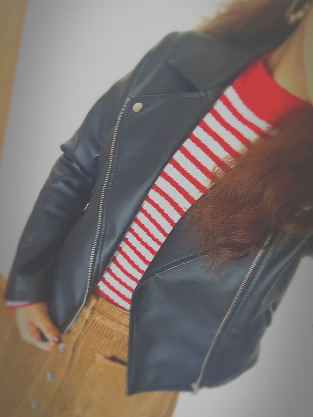 「ootd、カジュアルコーデ、スカート、ベージュ、休日コーデ、ラフ、赤、ラクチンコーデ、ライダース、タイトスカート」｜「SLYのCROPPED RIB HG TOPS（ニット/セーター、レッド系）」を使った、Nagao Kanonさん（レディース・162cm）の秋コーディネートの1枚目の写真