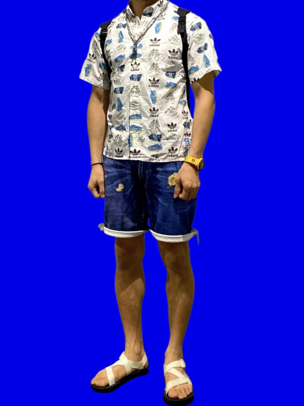 「転写プリント、メッシュバッグ、総柄シャツ、白シャツ、短パン、ハーフパンツ、いいね、save、フォローお願いします🤑、おしゃれさんと繋がりたい、夏コーデ」｜「adidas originals × NIGOのアイテム（シャツ/ブラウス、ホワイト系）」を使った、KOJIさん（メンズ・174cm）の春コーディネートの1枚目の写真
