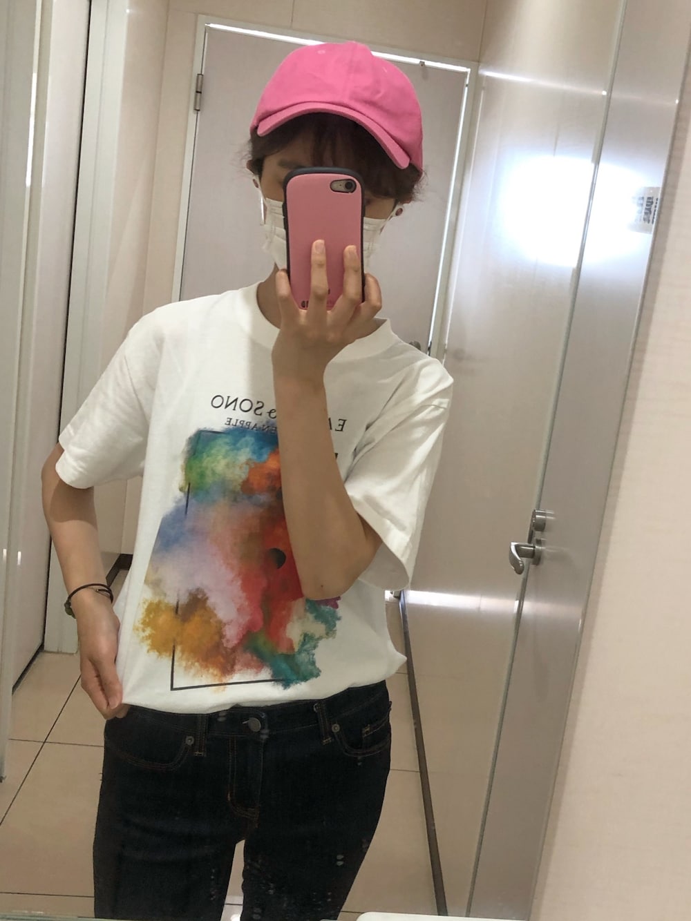「夏コーデ、シンプル、キャップ女子、Mrs. GREEN APPLE、ミセスグリーンアップル、バンドT」｜「Mrs. GREEN APPLEのアイテム（Tシャツ/カットソー、ホワイト系）」を使った、あかりさん（レディース・163cm）の夏コーディネートの1枚目の写真