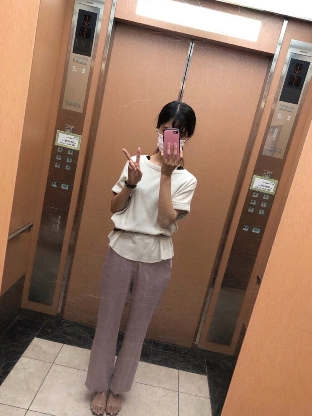 「秋服準備はじめました、カジュアルコーデ、カラーパンツ、ローリーズファーム(LOWRYS FARM)、ラブアンドピース2020」｜「LOWRYS FARMのレースマルドウタンク　785459 （タンクトップ、ブラック系）」を使った、あかりさん（レディース・163cm）の秋コーディネートの1枚目の写真