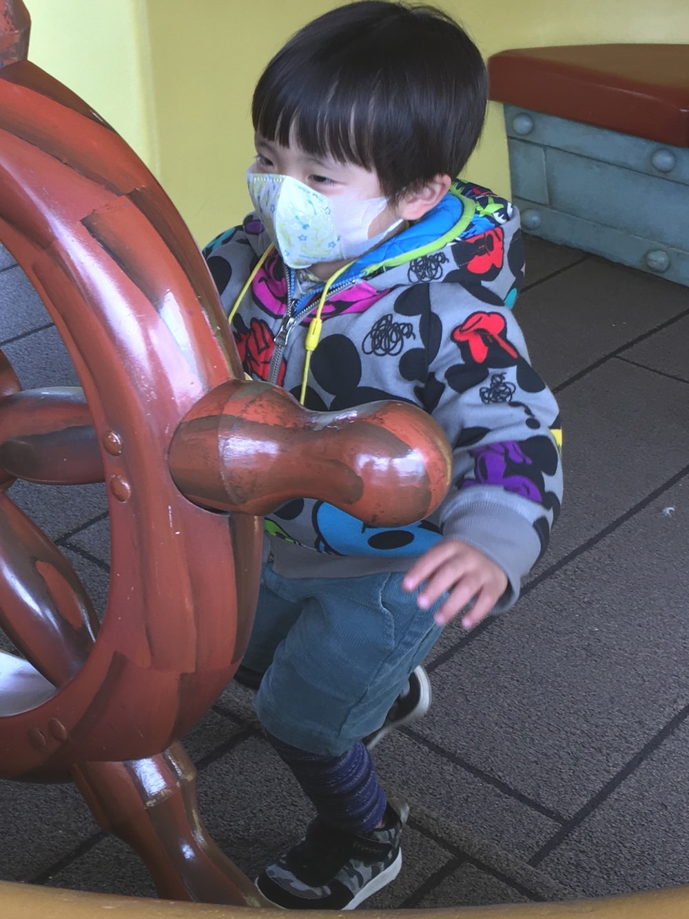 「ディズニーランド、キッズファッション、カジュアルコーデ、リンクコーデ、ミッキーパーカー、タイツ男子、タイツ×スニーカー」｜「Disneyのアイテム（パーカー、グレー系）」を使った、Ryoootanさん（キッズ・90cm）の春コーディネートの1枚目の写真