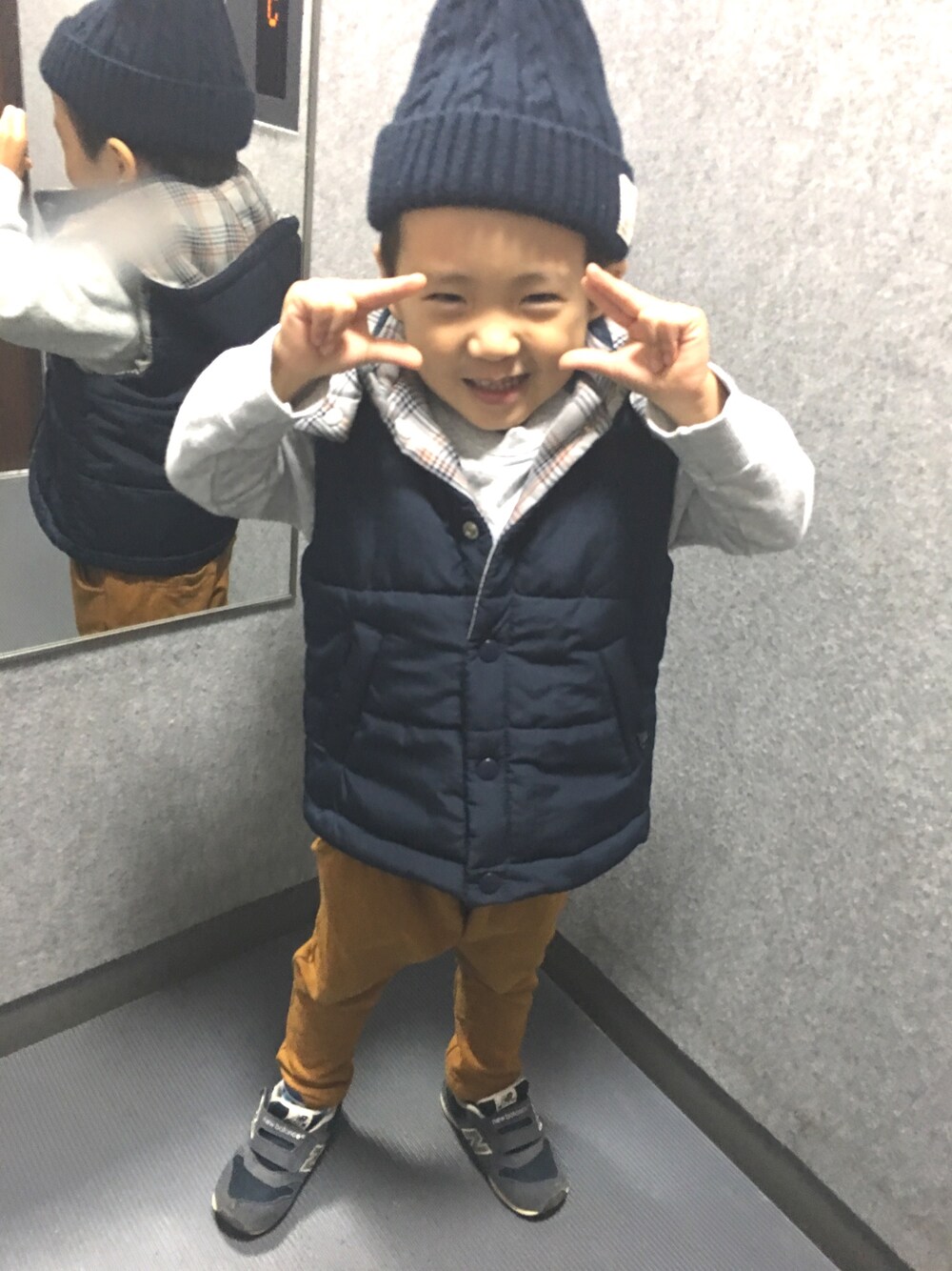 「キッズファッション、男の子コーデ、むすこーで、西松屋、ニット帽、ダウンベストが着たいだけ、ネイビー×からし色、サルエルパンツ、へんなポーズ」｜「西松屋のアイテム（ニットキャップ/ビーニー、ブルー系）」を使った、Ryoootanさん（キッズ・100cm）の冬コーディネートの1枚目の写真