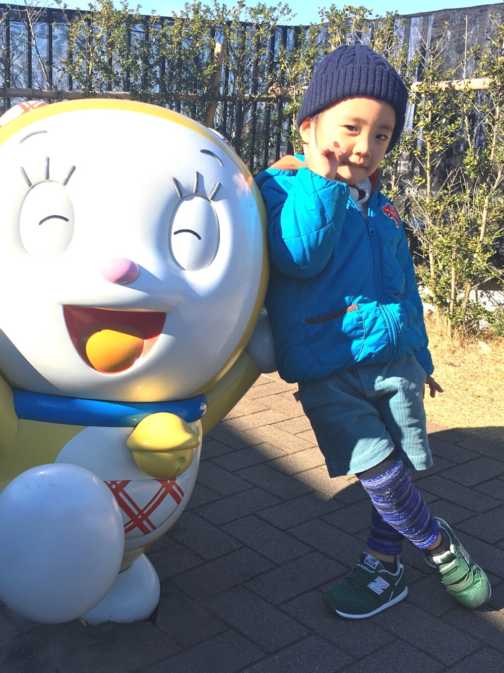 「ドラえもんミュージアム、ドラミちゃんと、おとこのこ、休日スタイル、冬、ショートパンツ×レギンス、ニット帽男子、小生意気ボーイ、3歳ラスト」｜「MIKI HOUSEのアイテム（その他アウター、ブルー系）」を使った、Ryoootanさん（キッズ・100cm）の冬コーディネートの1枚目の写真