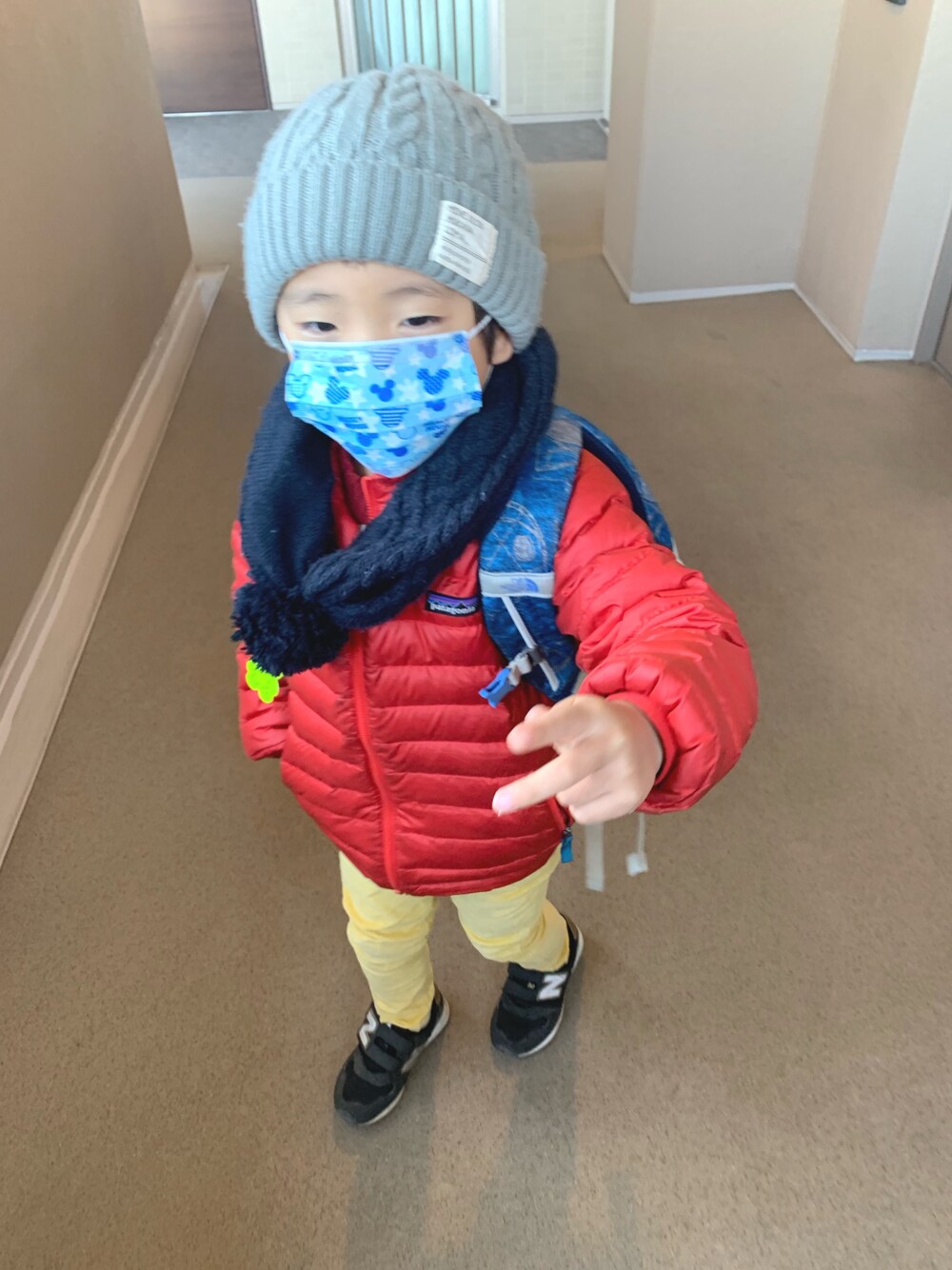 「5歳男の子、真冬コーデ、ニット帽好き、色×色、カラーパンツコーデ、マスクは顔の一部です。」｜「西松屋のアイテム（ニットキャップ/ビーニー、グレー系）」を使った、Ryoootanさん（キッズ・100cm）の春コーディネートの1枚目の写真