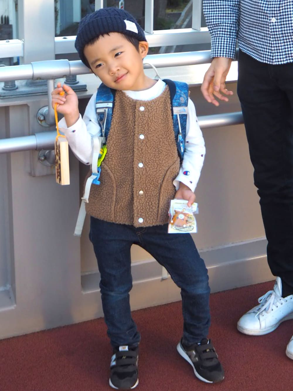 「4歳男の子、過去コーデ、祭り帰り、ベストスタイル、ニット帽男子、カジュアルキッズ、ドヤ顔！」｜「b roomsのアイテム（ベスト、ベージュ系）」を使った、Ryoootanさん（キッズ・100cm）の春コーディネートの1枚目の写真