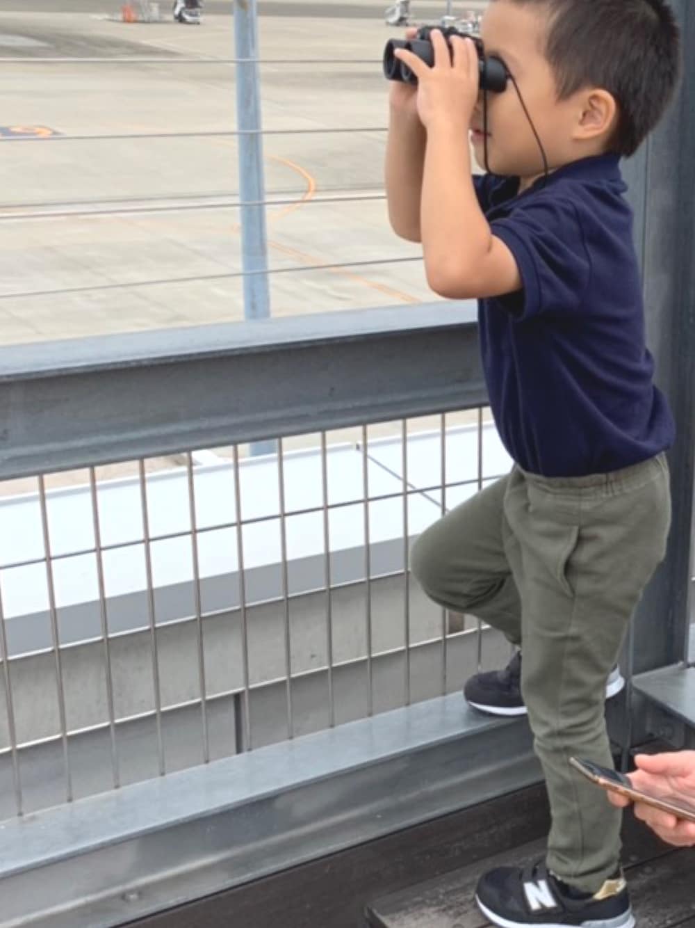 「4歳男の子、過去コーデ、ポロシャツコーデ、スニーカーコーデ、空港にこういう人いるからね😎」｜「無印良品のアイテム（ポロシャツ、ブルー系）」を使った、Ryoootanさん（キッズ・100cm）の春コーディネートの1枚目の写真