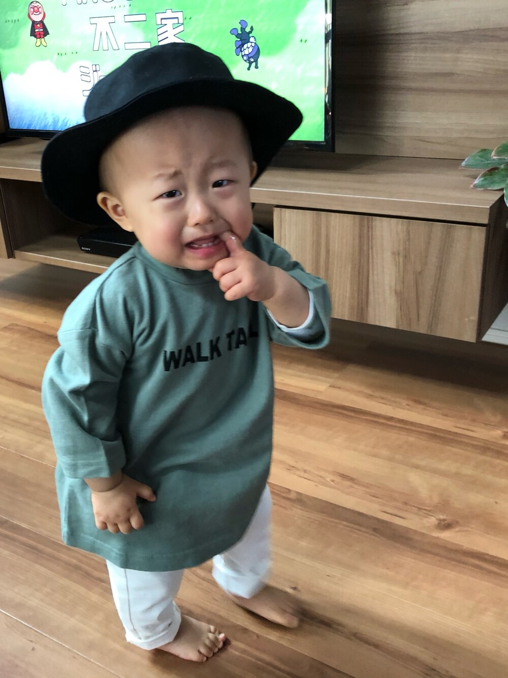 「グリーン、バケットハット、おしゃれさんと繋がりたい、1歳、男の子に見えるけど女の子、くすみカラー、髪の毛欲しい、おはげちゃん」｜「BRANSHESのモックネックロゴ8分袖Tシャツ（Tシャツ/カットソー、グリーン系）」を使った、yuttanさん（キッズ・80cm）の春コーディネートの1枚目の写真