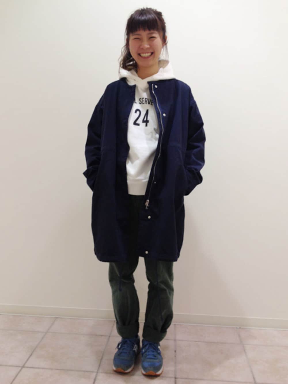 「ALL ORDINARIESのWE’LL SERVE YOUプルパーカー（パーカー、ホワイト系）」を使った、オールオーディナリーズさん（レディース・155cm）の冬コーディネートの1枚目の写真