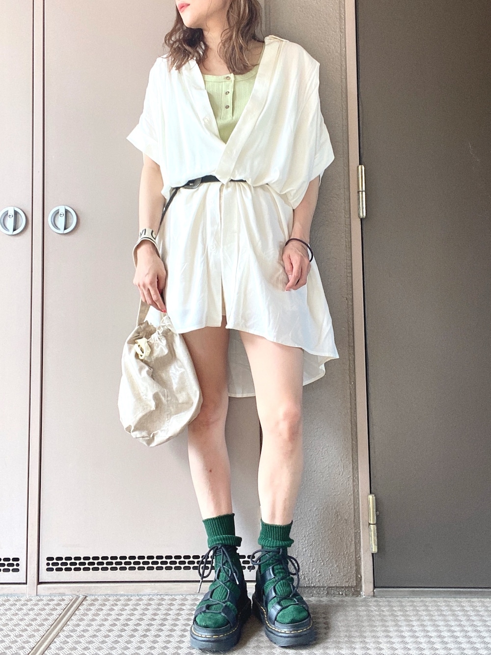 「楽チンコーデ、シャツスタイル、ショートパンツ、夏コーデ、ドクターマーチン、サンダル、earth music&ecology」｜「earth music&ecologyの1C06L0G0300  バックギャザーチュニック（シャツ/ブラウス、ホワイト系）」を使った、山城 歩さん（レディース・156cm）の夏コーディネートの1枚目の写真