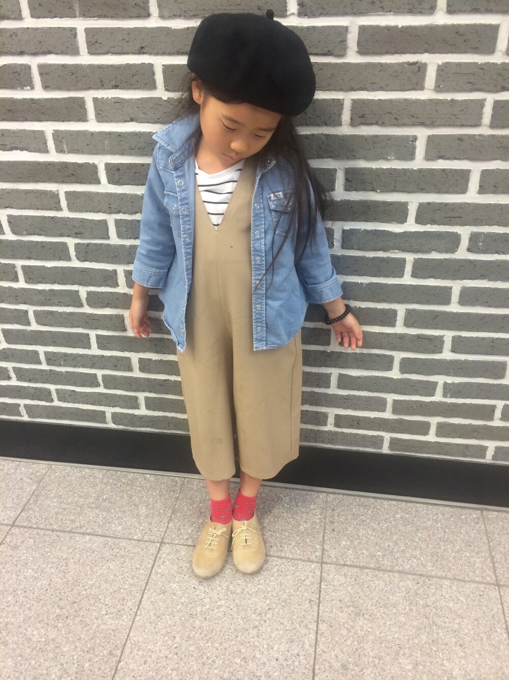 「Leeのｓｔｏｍｐ　Ｌｅｅストレッチデニムシャツ（シャツ/ブラウス、ブルー系）」を使った、swさん（キッズ・110cm）の秋コーディネートの1枚目の写真
