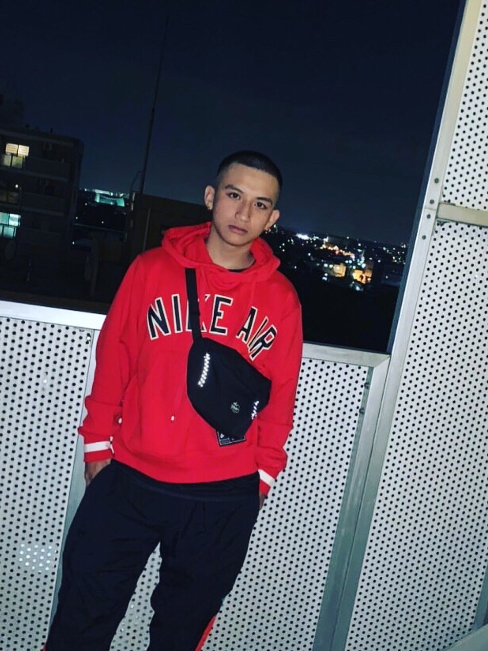 「ストリート、NIKE、坊主、いいね、save、フォローお願いします🤑、パーカー」｜「NIKEのナイキ エア メンズ フリース プルオーバー パーカー / スウェットパーカー《セットアップ対応商品》（パーカー、レッド系）」を使った、ブーぶさん（メンズ・159cm）の秋コーディネートの1枚目の写真
