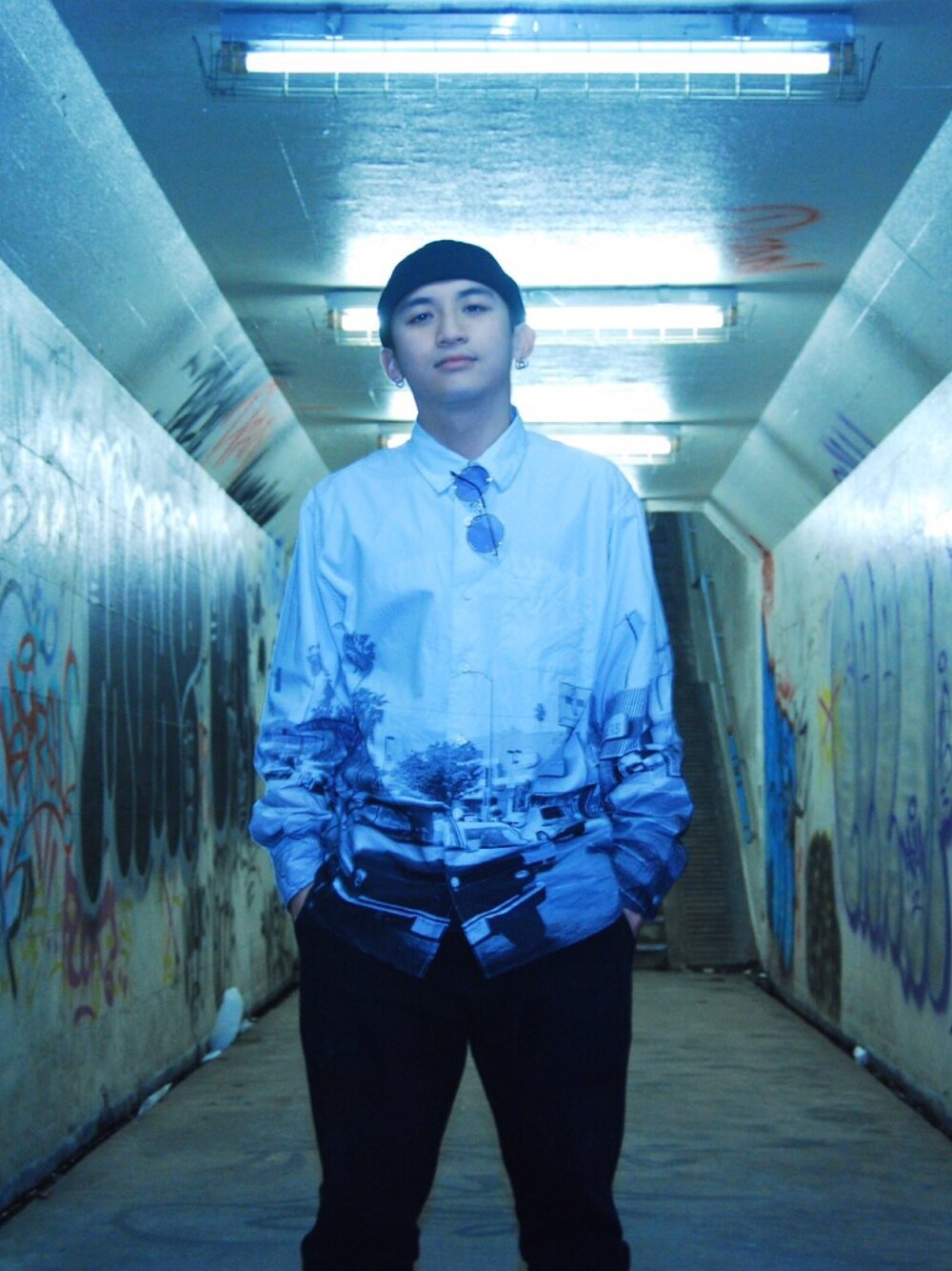 「今日のコーデ、XLARGE、Yシャツ、ストリート、シンプルコーデ、カジュアルコーデ」｜「XLARGEのPRINTED L/S SHIRT（シャツ/ブラウス、ブラック系）」を使った、ブーぶさん（メンズ・159cm）の春コーディネートの1枚目の写真