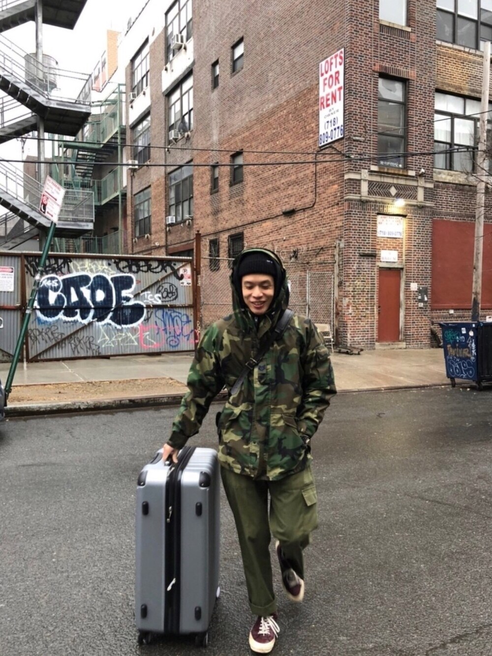「ootd、冬コーデ、newyork、BROOKLYN、travel、Taiwan、台灣、street、streetstyle、男の子」｜「HUFのアイテム（ニットキャップ/ビーニー、ブラック系）」を使った、均伯さん（メンズ・171cm）の冬コーディネートの1枚目の写真