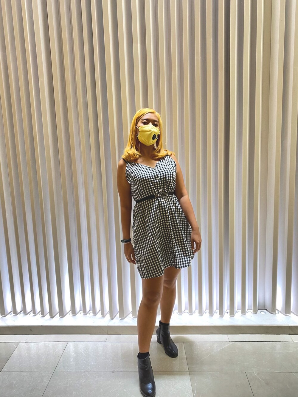 その他のワンピース、ブラック系のベルト、イエロー系のマスクを着用したレディースの秋コーディネートの1枚目の写真