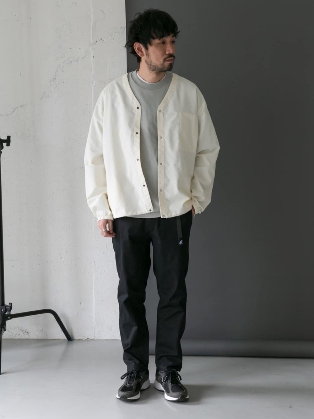 ホワイト系のカーディガン/ボレロ、ブラック系のその他パンツ、グレー系のスニーカーを着用したメンズの春コーディネートの1枚目の写真