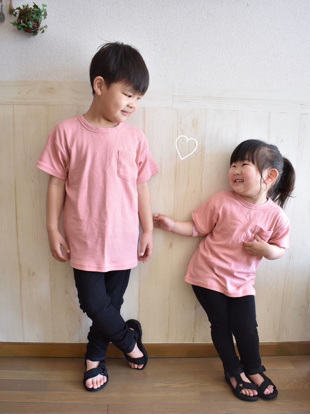 ピンク系のTシャツ/カットソー、ブラック系のその他パンツ、ブラック系のサンダルを着用したキッズの春コーディネートの1枚目の写真