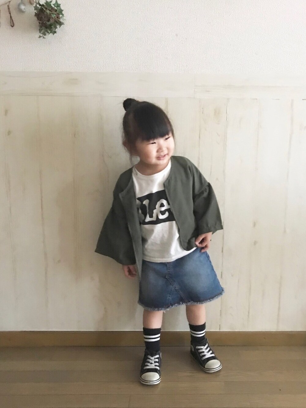 「キッズコーデ、女の子コーデ、娘コーデ、ロゴT、ノーカラージャケット、デニムスカート、LEE、markey's、西松屋、秋服準備はじめました」｜「A BONDのベル袖ノーカラーショートジャケット(80～120cm)（ノーカラージャケット、グリーン系）」を使った、𝕽̤͓inon＊゜さん（キッズ・90cm）の秋コーディネートの1枚目の写真
