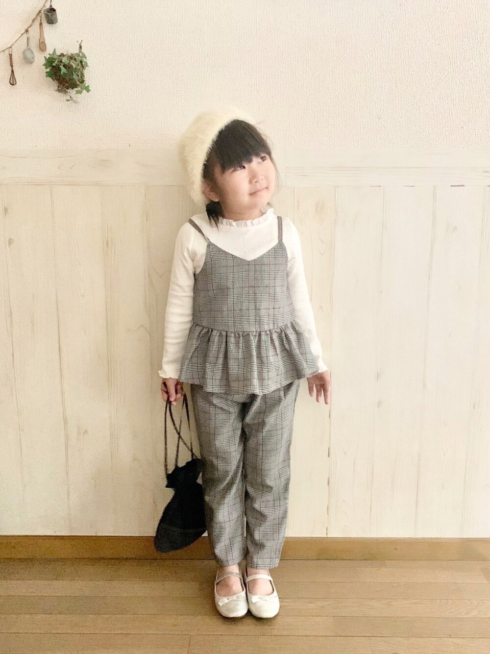 「キッズコーデ、女の子コーデ、娘コーデ、セットアップ、Branshes、GLOBAL WORK、西松屋、おしゃれさんと繋がりたい、チェッカーずまつり2020秋」｜「BRANSHESのテレコ長袖Tシャツ（Tシャツ/カットソー、ホワイト系）」を使った、𝕽̤͓inon＊゜さん（キッズ・110cm）の秋コーディネートの1枚目の写真