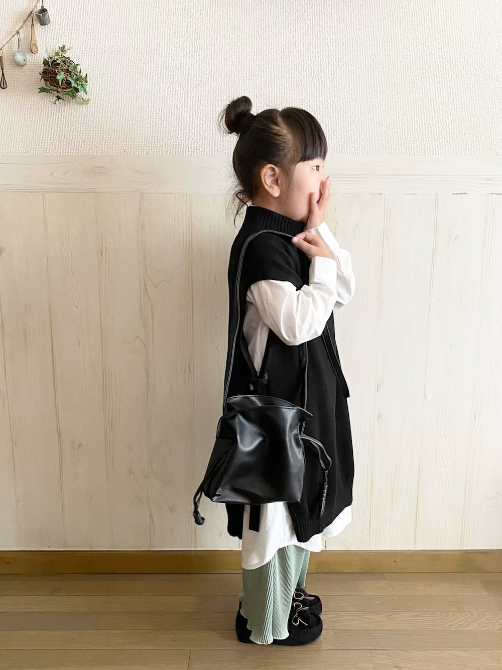 「キッズコーデ、女の子コーデ、娘コーデ、シャツワンピ、ベスト×シャツ、リブパンツ、モカシン、GLOBAL WORK、GU、おしゃれさんと繋がりたい」｜「GLOBAL WORKの【キッズ】ロングニットベストSETワンピース/895190（ワンピース、ブラック系）」を使った、𝕽̤͓inon＊゜さん（キッズ・110cm）の秋コーディネートの1枚目の写真