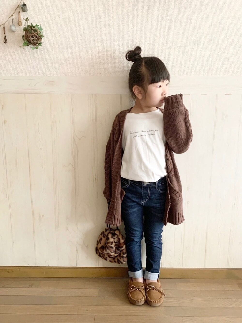 「キッズコーデ、女の子コーデ、娘コーデ、カーディガン、スキニーデニム、モカシン、巾着バッグ、Branshes、おしゃれさんと繋がりたい」｜「GLOBAL WORKの【キッズ】ロゴプリントチュニックＴ/半袖/868714（Tシャツ/カットソー、その他）」を使った、𝕽̤͓inon＊゜さん（キッズ・110cm）の秋コーディネートの1枚目の写真