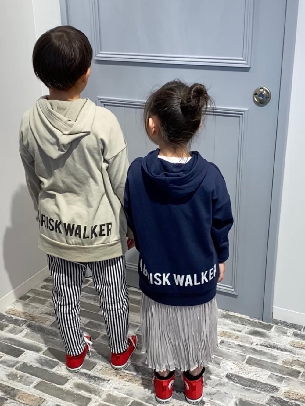 「キッズコーデ、兄妹コーデ、シミラールック、パーカー、プリーツスカート、テーパードパンツ、Branshes、converse」｜「BRANSHESのバックロゴパーカー（パーカー、ブルー系）」を使った、𝕽̤͓inon＊゜さん（キッズ・110cm）の冬コーディネートの1枚目の写真