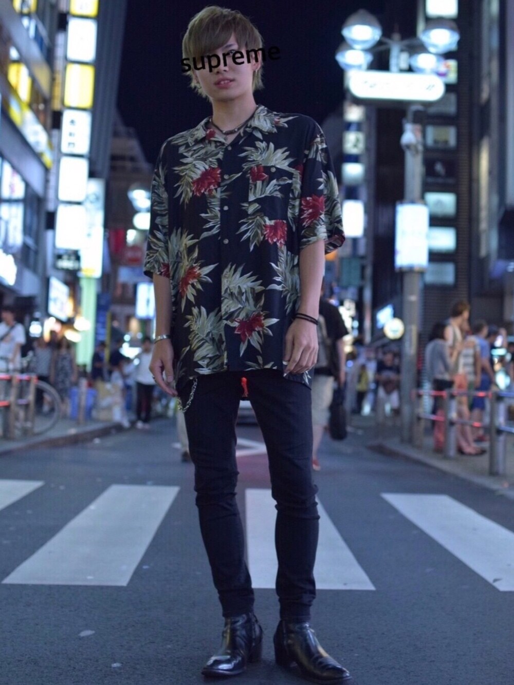 「柄シャツ、新宿」｜「GUのアイテム（パンツ、ブラック系）」を使った、YUSEIさん（メンズ・173cm）の秋コーディネートの1枚目の写真