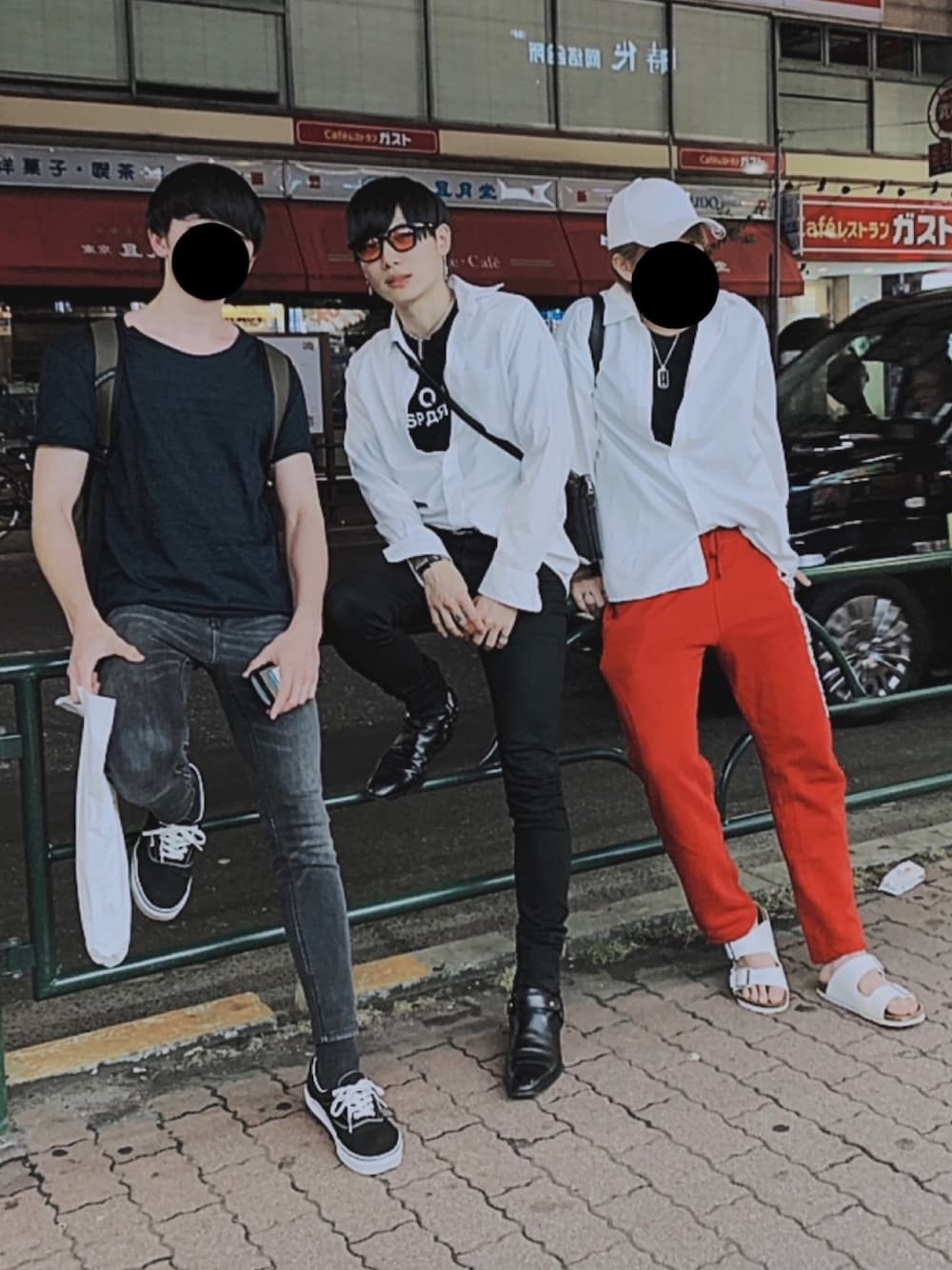 「korea、korean fashion、韓国ファッション、OY、新大久保、モノトーン、モノトーンコーデ、ブラック、ブラックコーデ」｜「UNIQLOのアイテム（シャツ/ブラウス、ホワイト系）」を使った、YUSEIさん（メンズ・173cm）の夏コーディネートの1枚目の写真