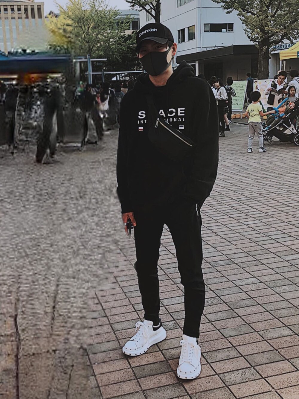 「ブラック、モノトーン、韓国ファッション、ストリート、Calvin Klein、Alexander McQueen」｜「Calvin Kleinのアイテム（キャップ、ブラック系）」を使った、YUSEIさん（メンズ・173cm）の秋コーディネートの1枚目の写真