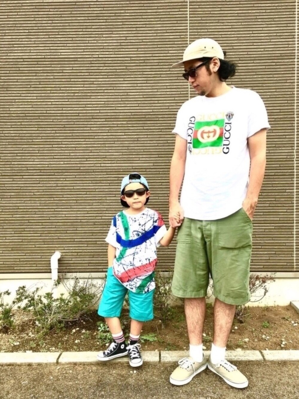 ホワイト系のTシャツ/カットソー、ブラック系のスニーカー、ブルー系のキャップを着用したキッズの夏コーディネートの1枚目の写真