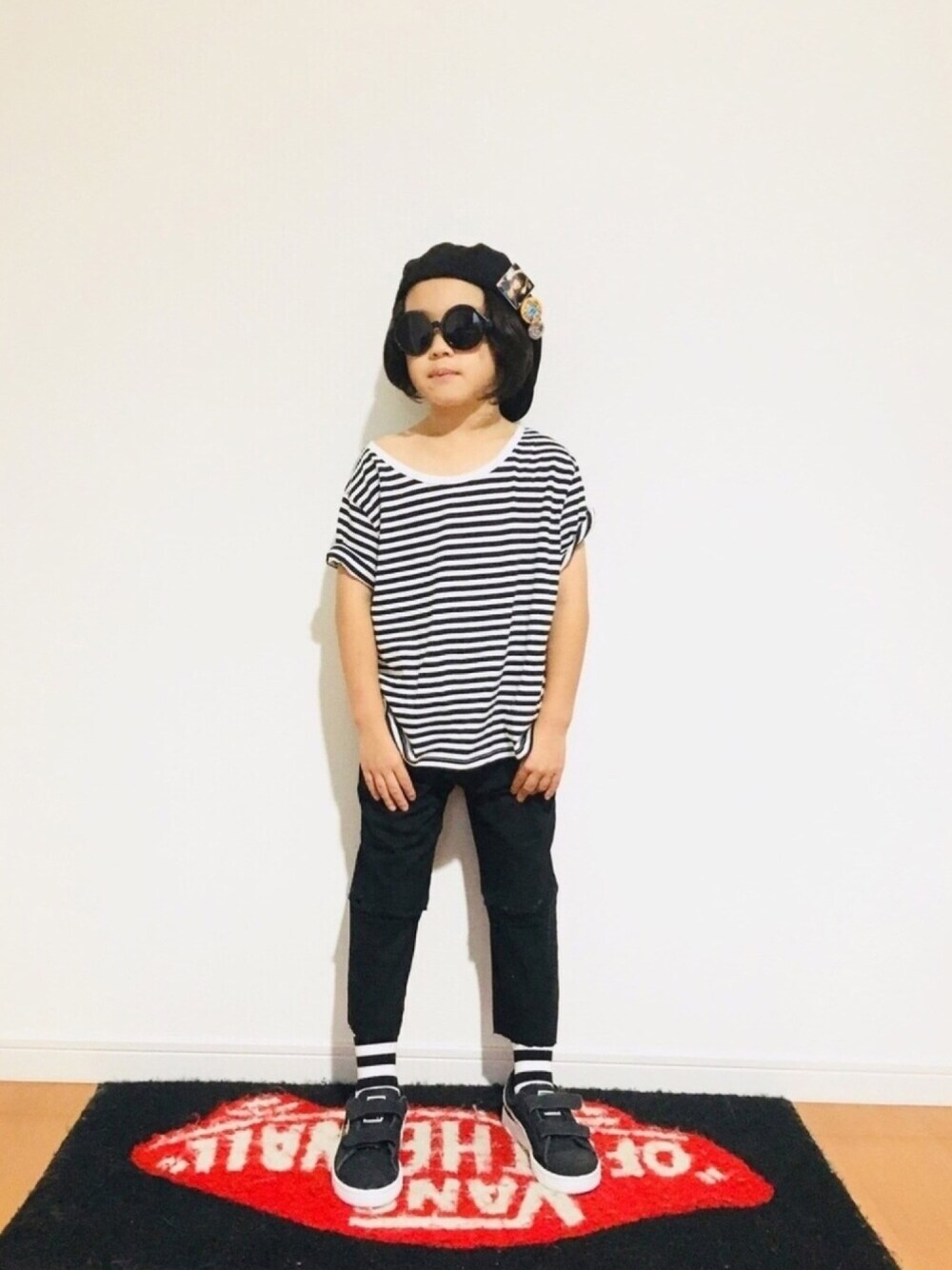 「キッズコーデ、男の子、ベレー帽、缶バッジ、ボーダー、ダメージデニムパンツ、はんぱ丈、kids」｜「ZARAのアイテム（Tシャツ/カットソー、ホワイト系）」を使った、リトさん（キッズ・110cm）の夏コーディネートの1枚目の写真