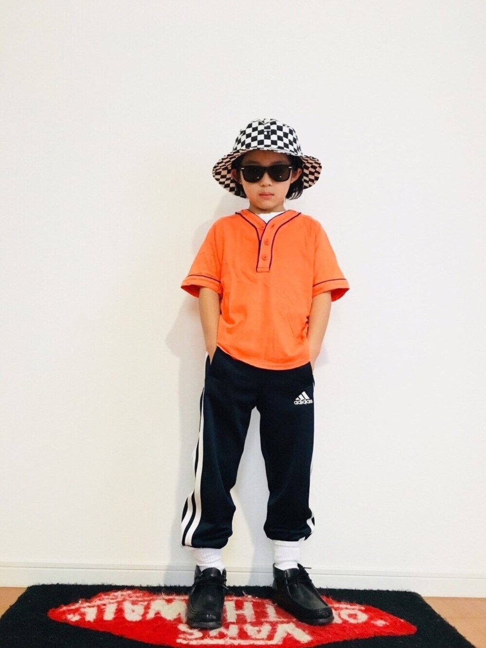 「キッズコーデ、男の子、夏コーデ、バケットハット、チェッカーフラッグ、ベースボールシャツ、古着MIX、トラックパンツ、ジャージ、白ソックス」｜「Championのアイテム（ハット、その他）」を使った、リトさん（キッズ・110cm）の夏コーディネートの1枚目の写真