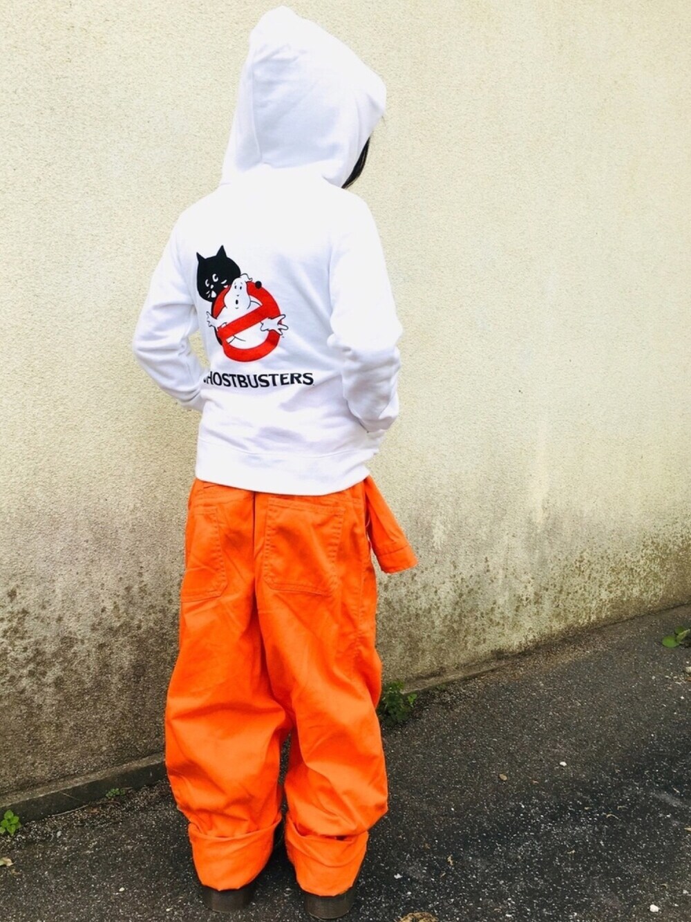 「wearhalloween2018、にゃー、nya、ゴーストバスターズ、キッズコーデ、つなぎ、パーカー、バックスタイル、古着MIX、PR」｜「にゃーのにゃーと NO GHOST 裏毛（スウェット、ホワイト系）」を使った、リトさん（キッズ・120cm）の秋コーディネートの1枚目の写真