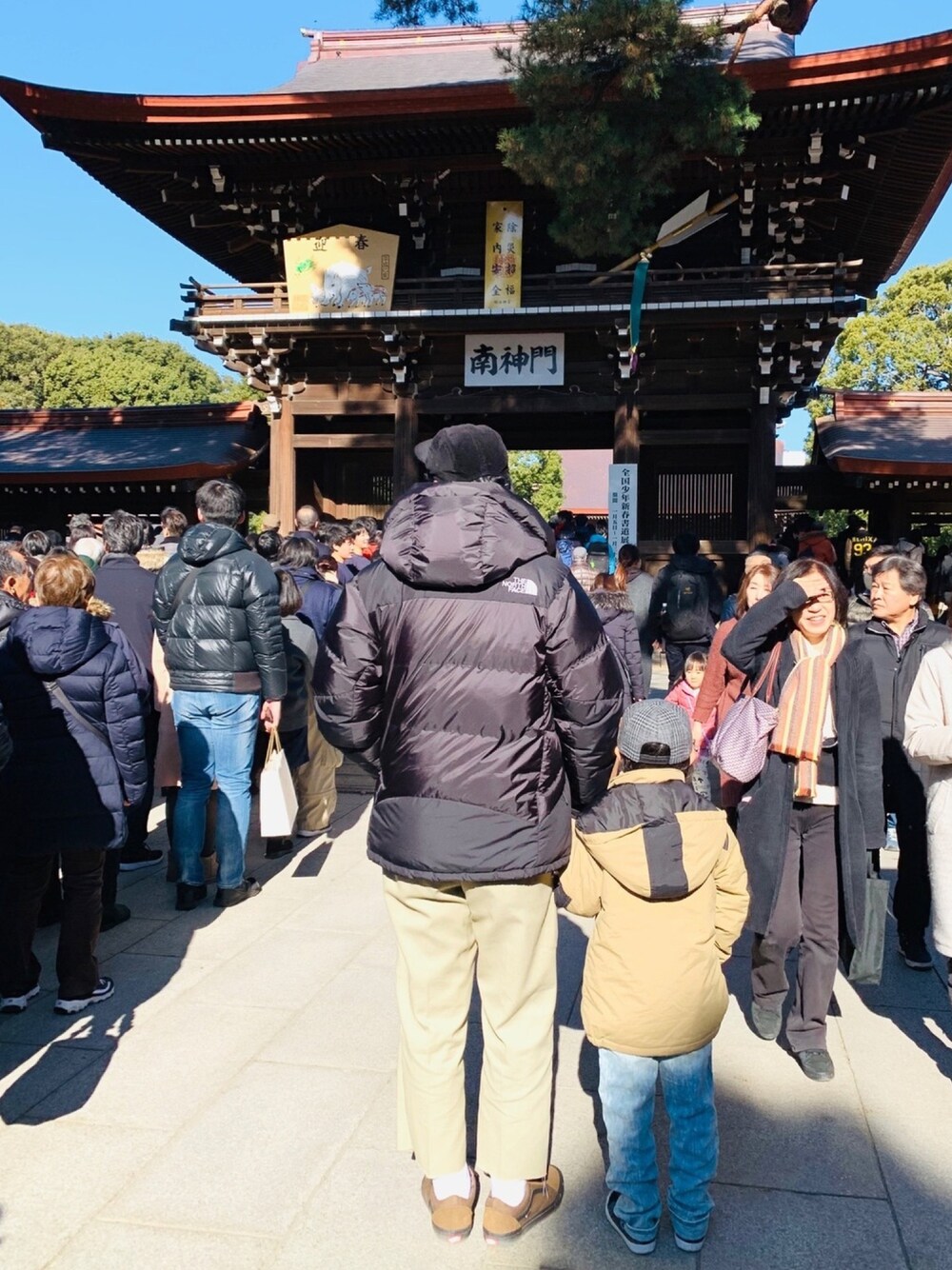 「親子コーデ、リンクコーデ、キッズコーデ、パパコーデ、パパと息子、パパとお揃い、キャップ、ダウンジャケット、デニム、初詣」｜「b・ROOMのワンポイントツィードキャップ（キャップ、グレー系）」を使った、リトさん（キッズ・120cm）の冬コーディネートの1枚目の写真