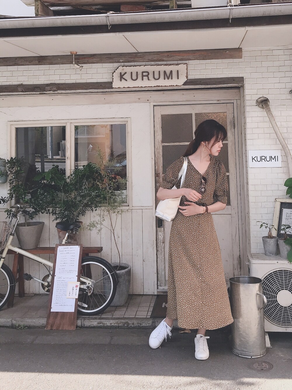 「セットアップ、ブラウン、ブラウンコーデ、カフェ、titivate、旅行、旅行コーデ、summer、夏、オトナカジュアル」｜「titivateのﾘｰﾌﾌﾟﾘﾝﾄﾊﾟﾌｽﾘｰﾌﾞﾌﾞﾗｳｽ（シャツ/ブラウス、ブラウン系）」を使った、miho..♡さん（レディース・169cm）の夏コーディネートの1枚目の写真