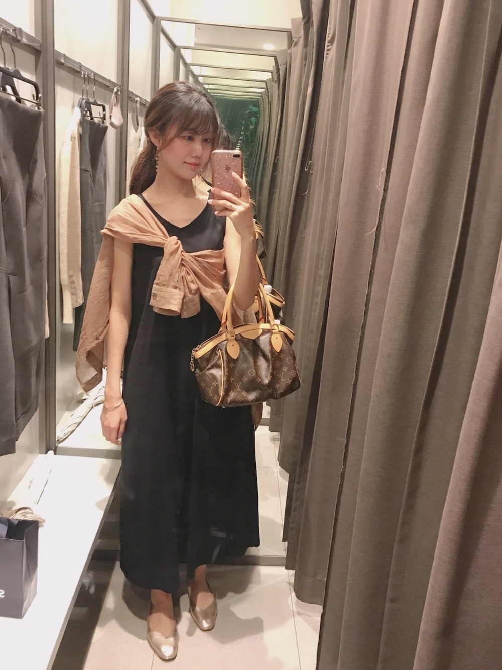 「ユニクロ、UNIQLO、ノースリーブワンピース、ロングワンピース、マキシ丈ワンピース、黒ワンピ、秋色、titivate、RANDA、LouisVuitton」｜「LOUIS VUITTONのアイテム（バッグ、ブラウン系）」を使った、miho..♡さん（レディース・168cm）の秋コーディネートの1枚目の写真