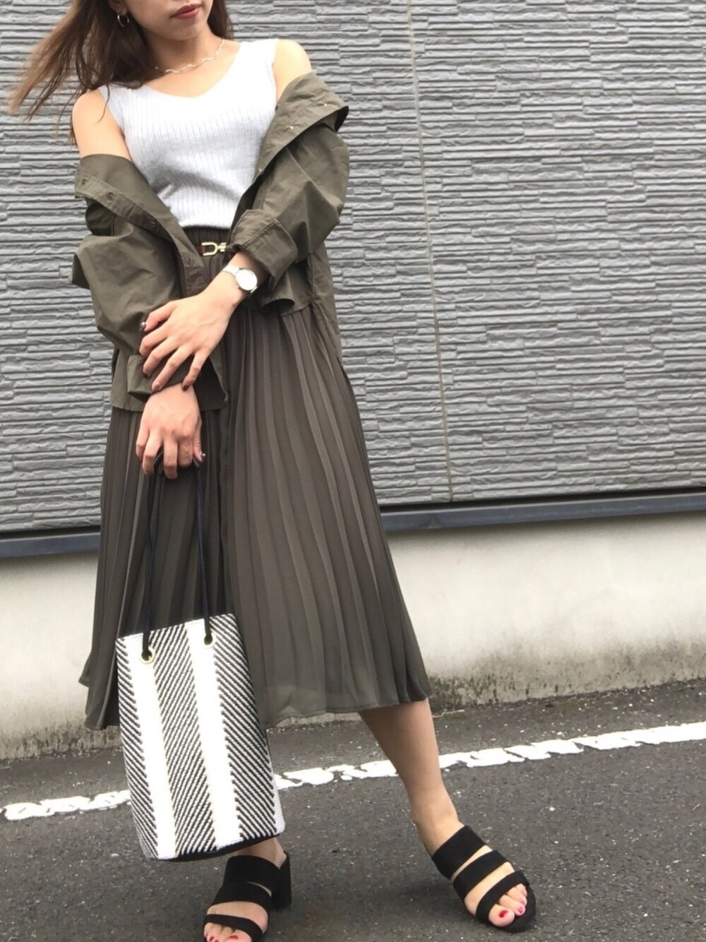 「今日のコーデ、シンプルコーデ、プチフラコーデ、大人カジュアル、甘辛mix、夏、オールカーキ、寒暖差、シルバーアクセサリー」｜「FREAK'S STOREのボリュームフープピアス（ピアス（両耳用）、シルバー系）」を使った、Machiさん（レディース・150cm）の夏コーディネートの1枚目の写真