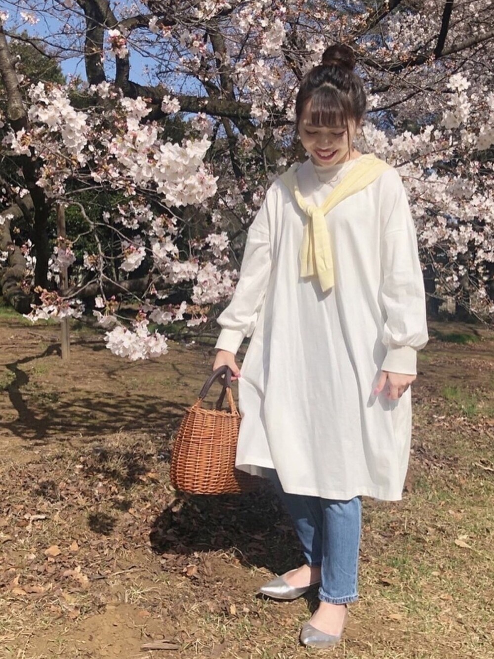「春コーデ、お花見コーデ、お花見、ホワイトコーデ、プチプラコーデ、Aラインワンピース、パステルカラー、カーディガン肩かけ、おしゃれさんと繋がりたい、差し色(黄色)」｜「coca（coca）のバルーンスリーブAラインカットソーチュニック（トップス、ホワイト系）」を使った、Machiさん（レディース・150cm）の春コーディネートの1枚目の写真