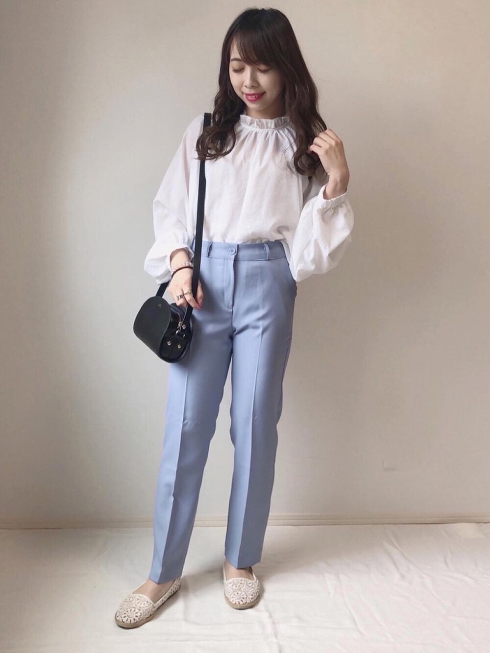 「おうちファッション、パンツスタイル、カラーパンツ、くすみブルー、カジュアルコーデ、dholic、韓国ファッション、春コーデ、くすみカラー、パステル映える春」｜「GUの2WAYドルマンスリーブブラウス（シャツ/ブラウス、ホワイト系）」を使った、Machiさん（レディース・150cm）の春コーディネートの1枚目の写真