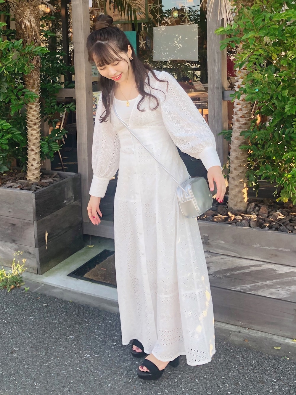「休日スタイル、ホワイトコーデ、コットンレースワンピース、コットンワンピース、レースワンピース、海コーデ、オトナ女子、きれいめカジュアル、おだんごヘアー、シルバーバッグ」｜「Chicoのコットンパッチワークロングワンピース（ワンピース、ホワイト系）」を使った、Machiさん（レディース・150cm）の夏コーディネートの1枚目の写真
