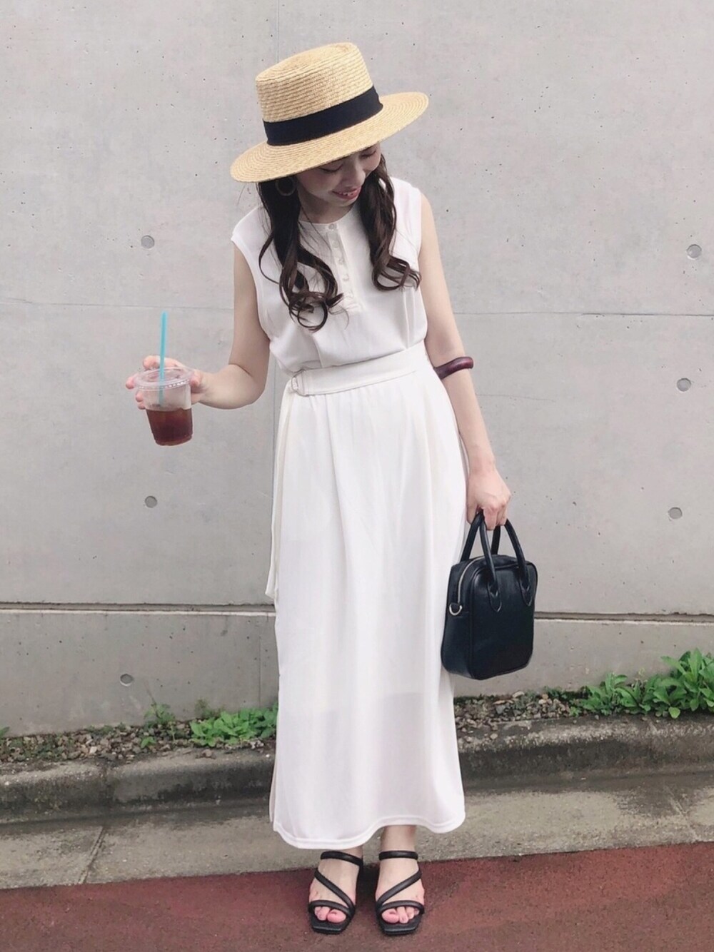 「夏コーデ、ホワイトコーデ、モノトーンコーデ、低身長コーデ、ワンピーススタイル、ウエストマーク、ストローハット、きれいめカジュアル、ストラップサンダル、スクエアバッグ」｜「titivateのﾍﾞﾙﾄ付ﾍﾝﾘｰﾈｯｸﾏｷｼﾜﾝﾋﾟｰｽ（ワンピース、ホワイト系）」を使った、Machiさん（レディース・150cm）の夏コーディネートの1枚目の写真