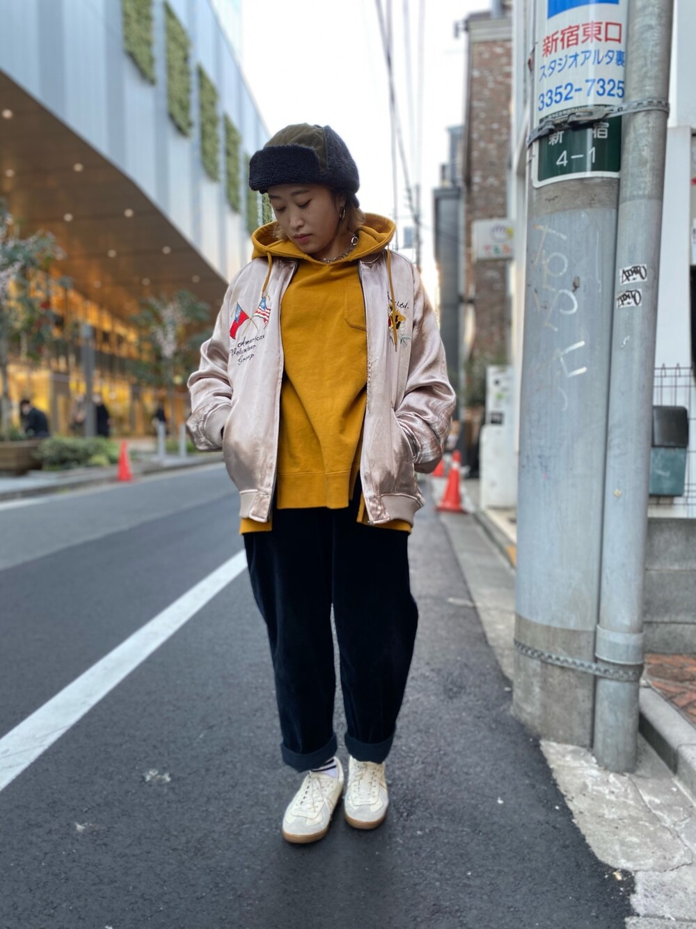 「スニーカー、ジャケット、スカジャン、ビッグシルエット、キャップ、パーカー、AVIREX、パンツスタイル、低身長、AVIREXBelle」｜「AVIREXのソリッドボディー スカジャケット フライングタイガース/ SOLID BODY SUKA JACKET FLYING TIGERS（スカジャン、グレー系）」を使った、Yukieさん（レディース・156cm）の冬コーディネートの1枚目の写真