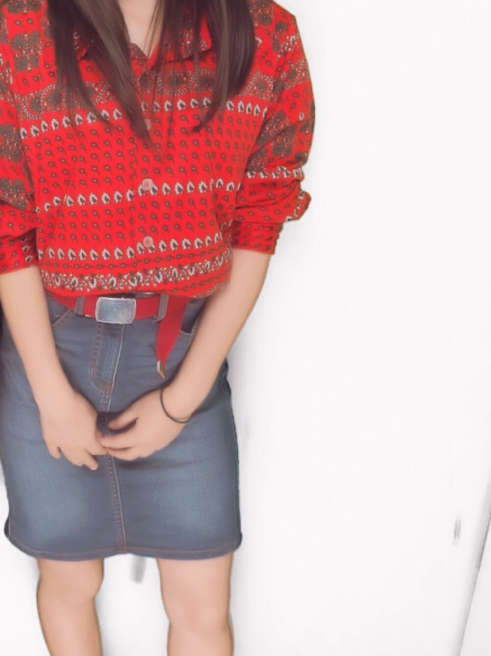 「夏、柄シャツ」｜「西海岸のアイテム（シャツ/ブラウス、レッド系）」を使った、理沙さん（レディース・152cm）の夏コーディネートの1枚目の写真