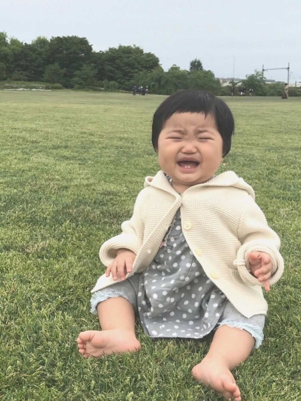 「ドラフトギャップ、キッズコーデ、おんなのこコーデ、シンプル、泣き顔、公園スタイル、パッツン前髪、芝生、むちむち」｜「GAPのアイテム（その他アウター、ホワイト系）」を使った、あっちゃんさん（キッズ・70cm）の夏コーディネートの1枚目の写真