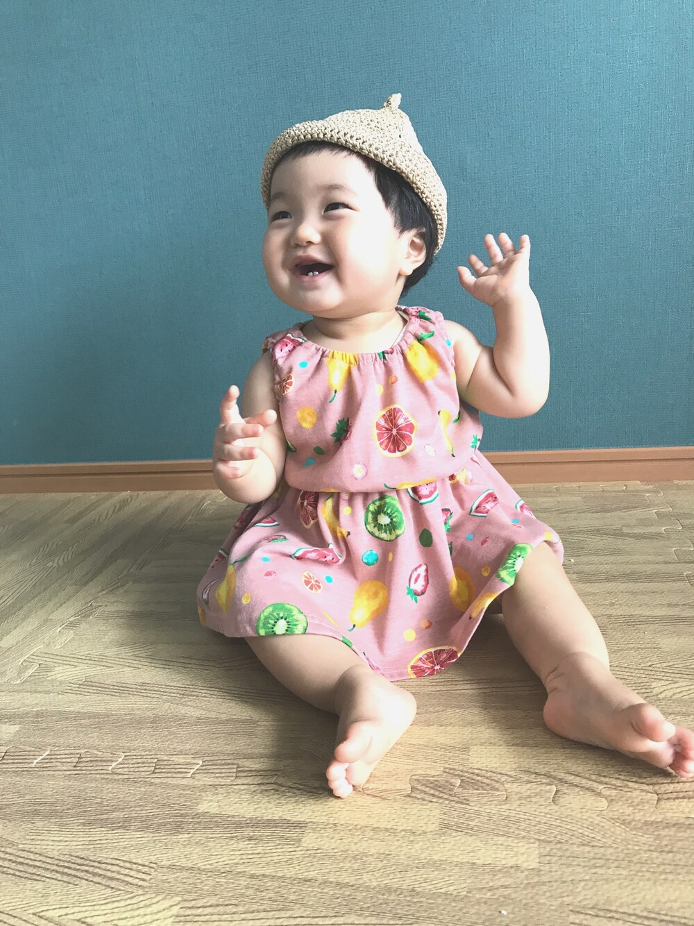 「ベビーコーデ、こどもコーデ、夏コーデ、ナチュラル、シンプル、前髪ぱっつん、トンガリ帽子、果物ワンピ、チビコーデ、子供服」｜「MARKEY'Sのアイテム（ワンピース、ピンク系）」を使った、あっちゃんさん（キッズ・80cm）の夏コーディネートの1枚目の写真