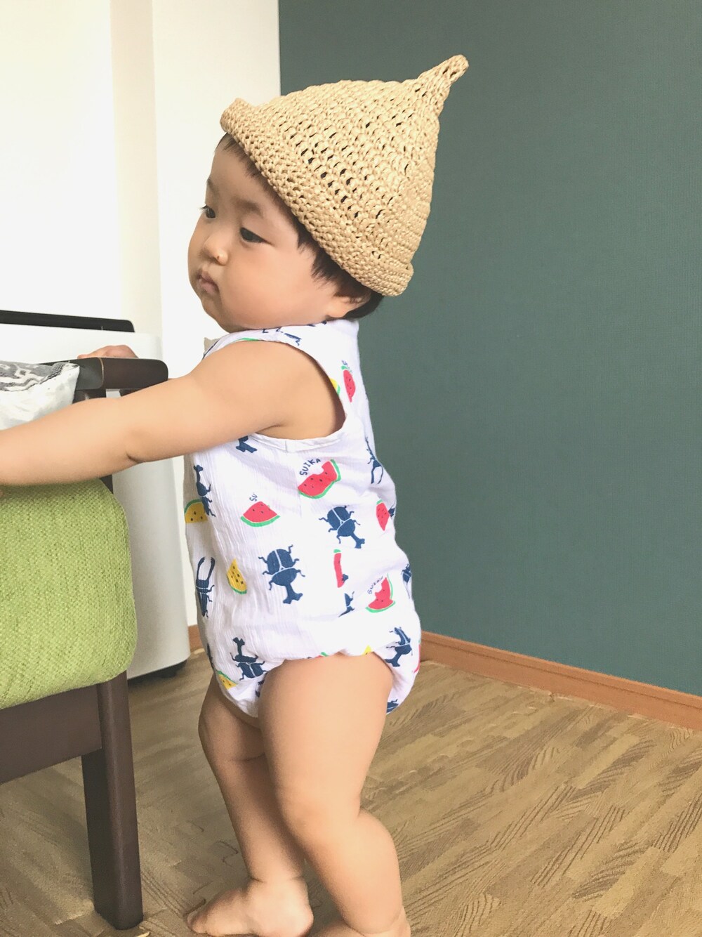 「夏、おんなのこ、プチプラ、おでかけコーデ、トンガリ帽子、10ヶ月、昭和、ロンパース、シンプルコーデ、西松屋」｜「西松屋のアイテム（オールインワン・サロペット、ホワイト系）」を使った、あっちゃんさん（キッズ・80cm）の夏コーディネートの1枚目の写真
