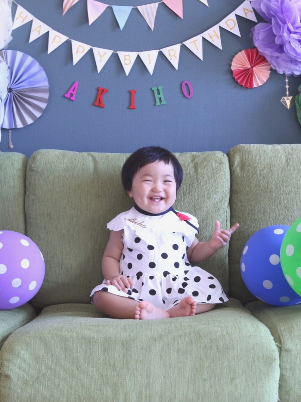 「誕生日、1歳、前髪ぱっつん、ドットワンピ、シンプル、ナチュラル、女の子ベビー、ベビーコーデ、子供服」｜「韓国服のアイテム（ワンピース、ホワイト系）」を使った、あっちゃんさん（キッズ・80cm）の秋コーディネートの1枚目の写真