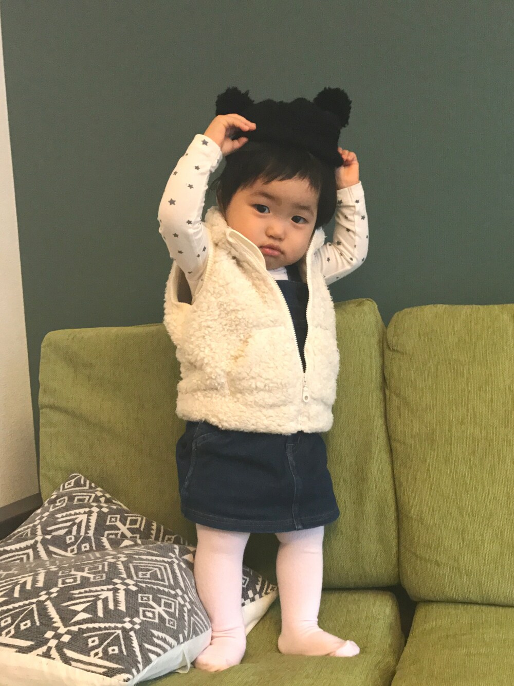 「秋のコーデ、1歳、シンプル、タイツ、ベビーコーデ、ベビーギャップ、無印良品、西松屋、kids」｜「UNIQLOのアイテム（その他アウター、ホワイト系）」を使った、あっちゃんさん（キッズ・80cm）の秋コーディネートの1枚目の写真