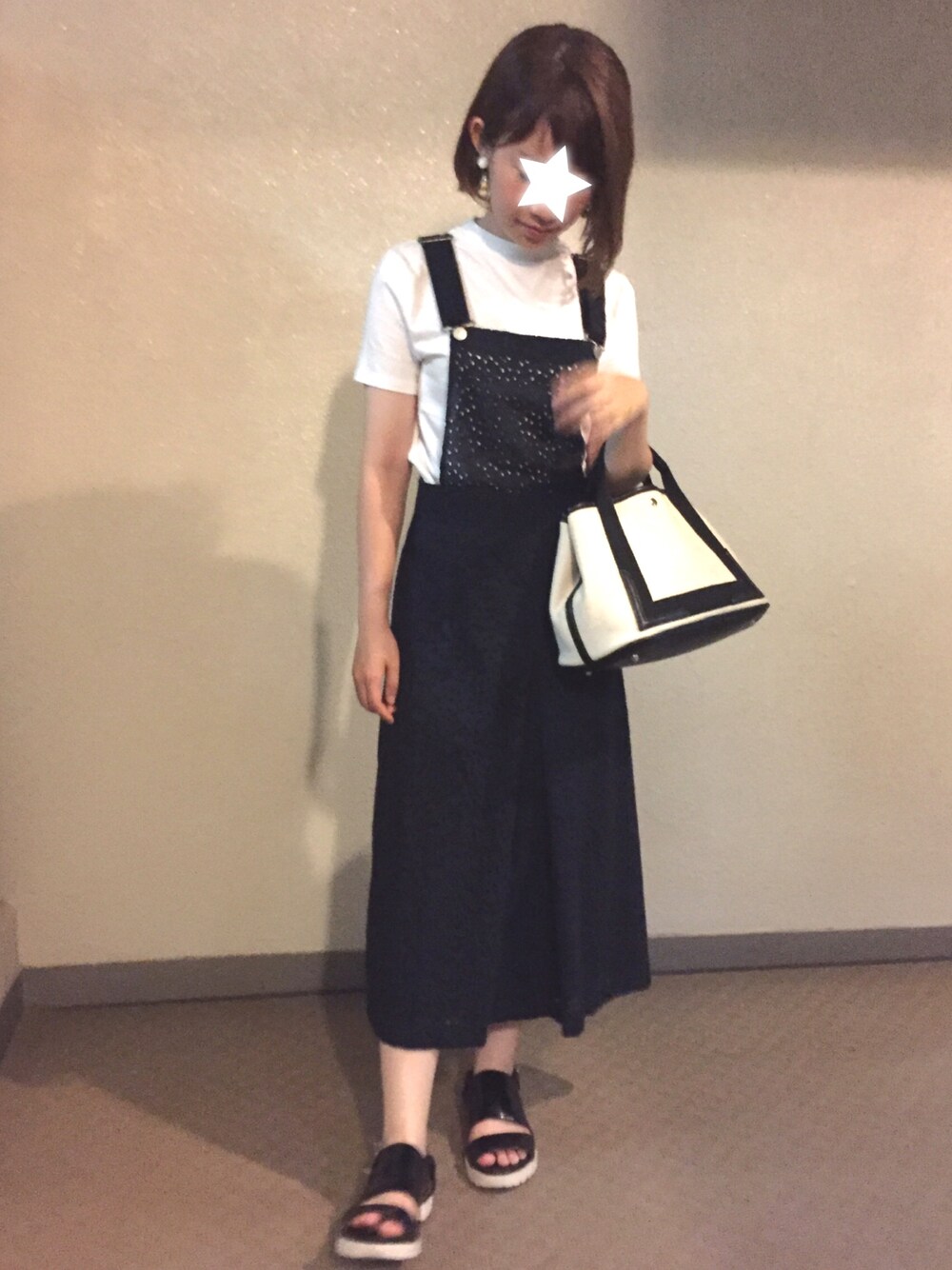 「休日スタイル、プチプラ、低身長、ラフ、モノトーン、ジャンパースカート、スポサン、アパートバイローリーズ、KBF、アーバンリサーチ」｜「RODE SKOのRODE SKO LIANA キャンバスコンビトート（トートバッグ、ブラック系）」を使った、chihirooさん（レディース・151cm）の夏コーディネートの1枚目の写真